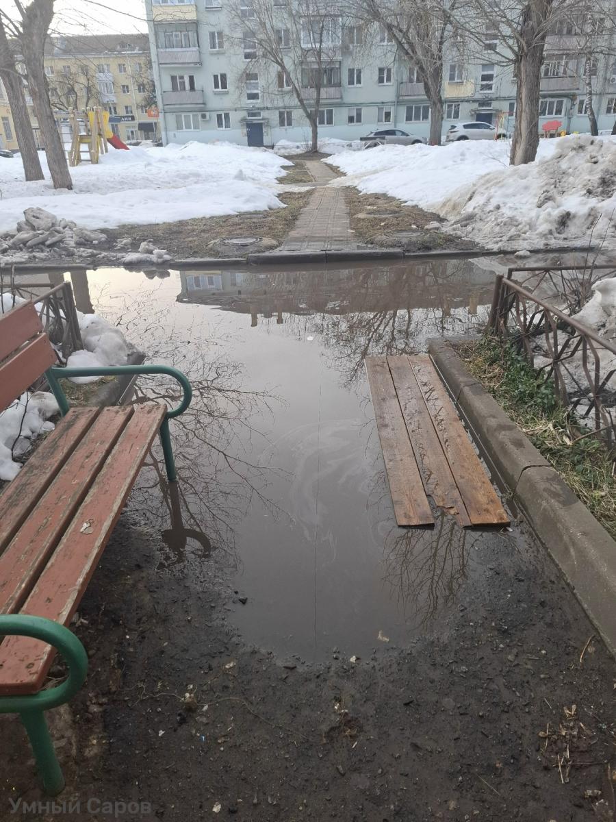 Огромная лужа у входа в подьезд